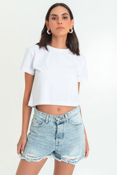 Camiseta básica corta de fit recto, manga corta y cuello redondo con rib en borde.