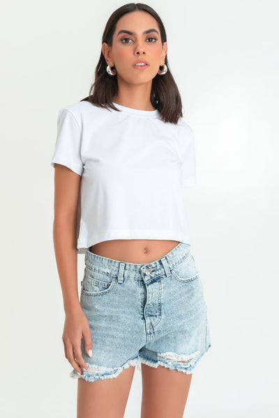 Camiseta básica corta de fit recto, manga corta y cuello redondo con rib en borde.