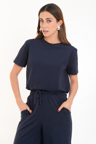 Camiseta de fit recto, cuello redondo con rib en borde y manga corta.