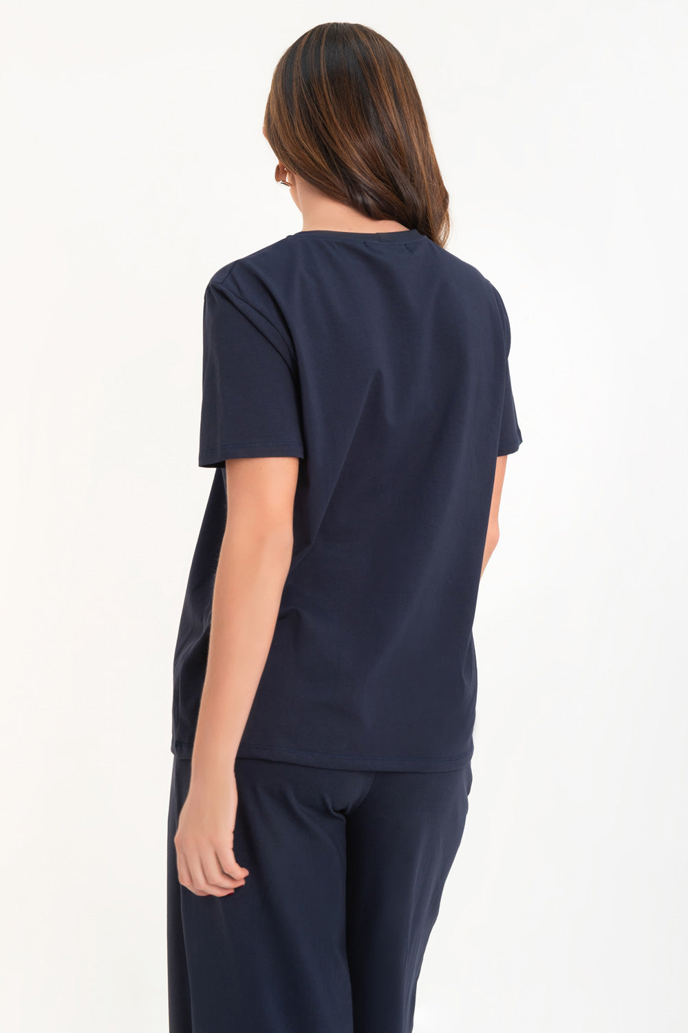 Camiseta de fit recto, cuello redondo con rib en borde y manga corta.