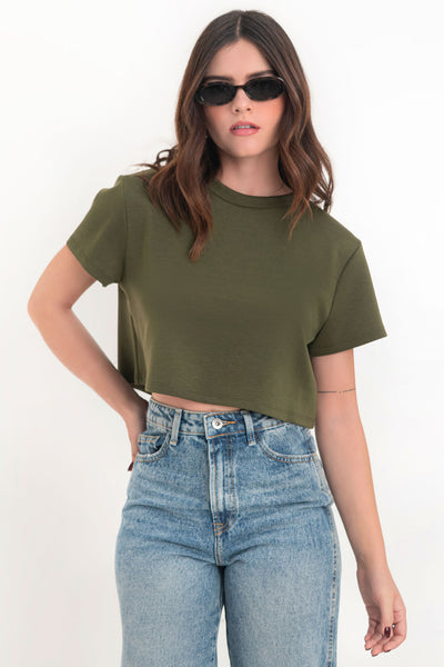 Camiseta corta de fit ligeramente oversized, cuello redondo y manga corta.