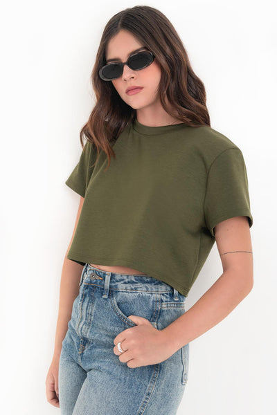 Camiseta corta de fit ligeramente oversized, cuello redondo y manga corta.