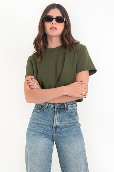 Camiseta corta de fit ligeramente oversized, cuello redondo y manga corta.
