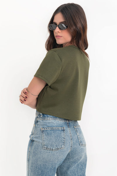 Camiseta corta de fit ligeramente oversized, cuello redondo y manga corta.