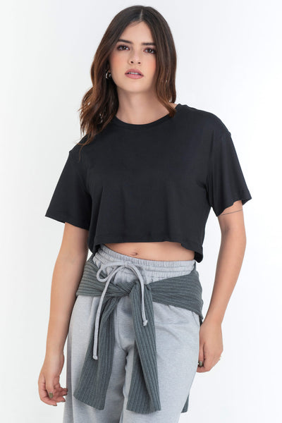 Camiseta cropped fluida de fit ligeramente oversized, cuello redondo y manga corta.
