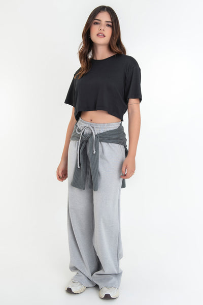 Camiseta cropped fluida de fit ligeramente oversized, cuello redondo y manga corta.