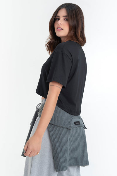Camiseta cropped fluida de fit ligeramente oversized, cuello redondo y manga corta.
