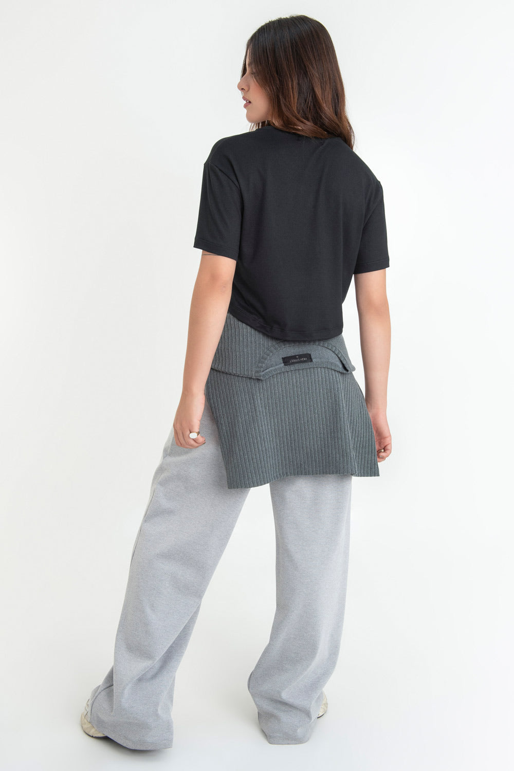 Camiseta cropped fluida de fit ligeramente oversized, cuello redondo y manga corta.