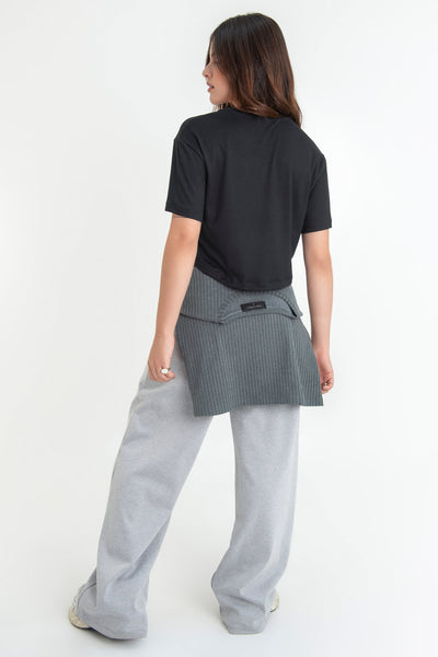 Camiseta cropped fluida de fit ligeramente oversized, cuello redondo y manga corta.