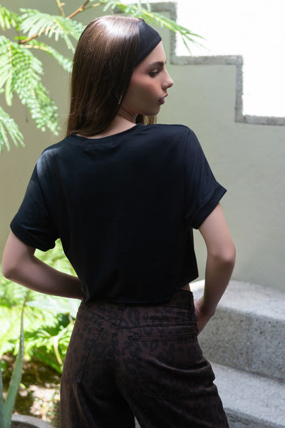 Camiseta de cuello redondo, manga corta con doblez en borde y fit recto. Detalle de bajo y mangas sin costura.