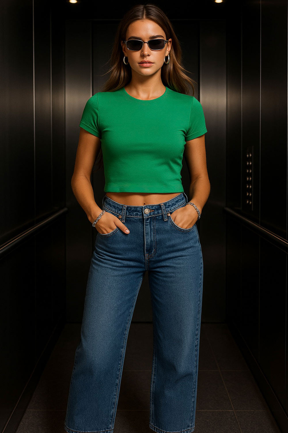 Camiseta básica de fit recto, cuello redondo y manga corta.