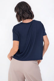 Camiseta básica de manga corta, cuello redondo y fit recto.