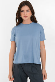 Camiseta básica de manga corta, cuello redondo y fit recto.