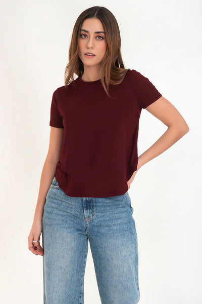 Camiseta silueta fluida, cuello redondo y manga corta. Detalle de bajo curveado.