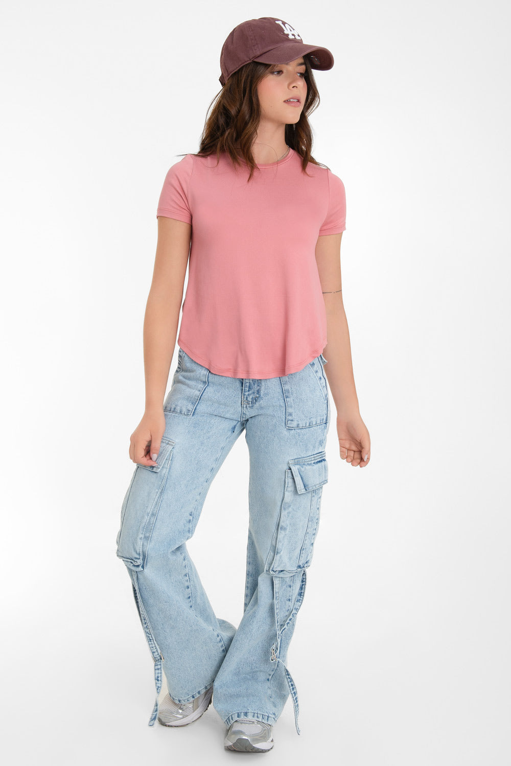 Camiseta silueta fluida, cuello redondo y manga corta. Detalle de bajo curveado.