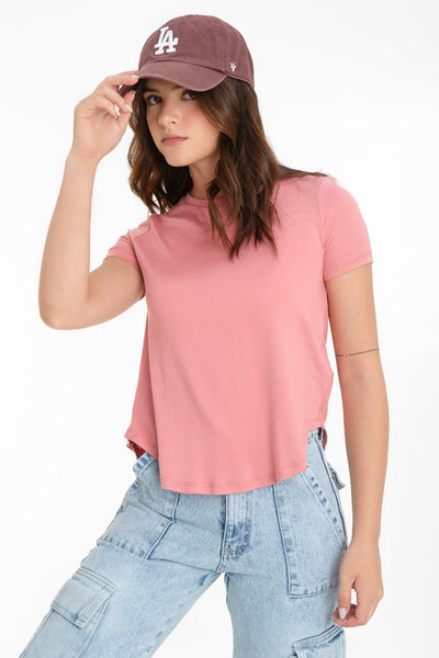 Camiseta silueta fluida, cuello redondo y manga corta. Detalle de bajo curveado.