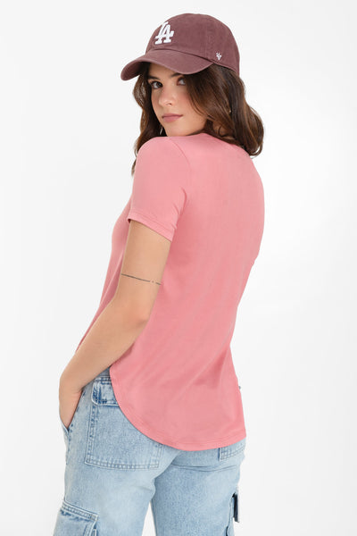 Camiseta silueta fluida, cuello redondo y manga corta. Detalle de bajo curveado.