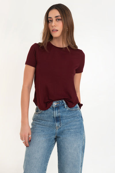 Camiseta silueta fluida, cuello redondo y manga corta. Detalle de bajo curveado.