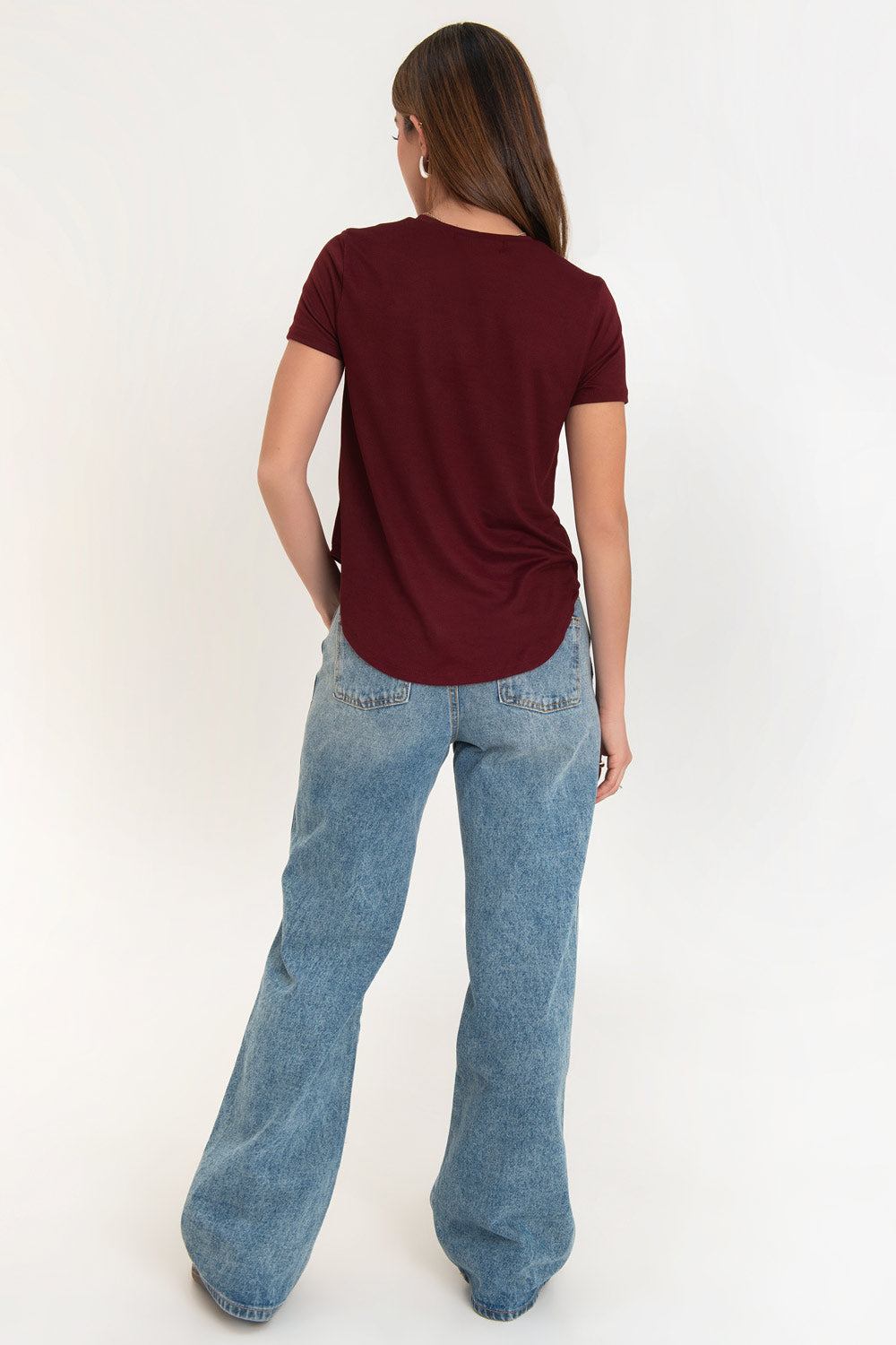 Camiseta silueta fluida, cuello redondo y manga corta. Detalle de bajo curveado.