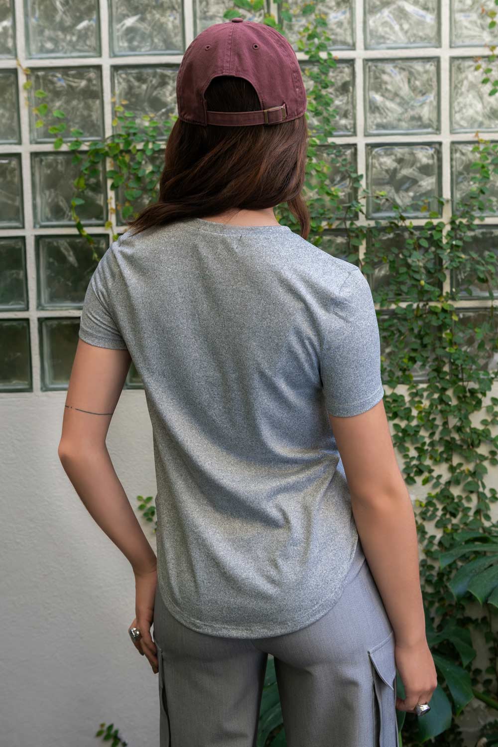Camiseta silueta fluida, cuello redondo y manga corta. Detalle de bajo curveado.