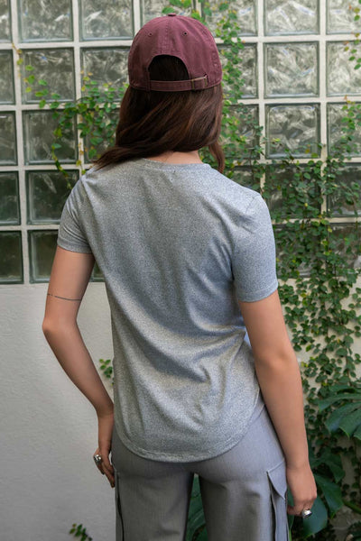 Camiseta silueta fluida, cuello redondo y manga corta. Detalle de bajo curveado.