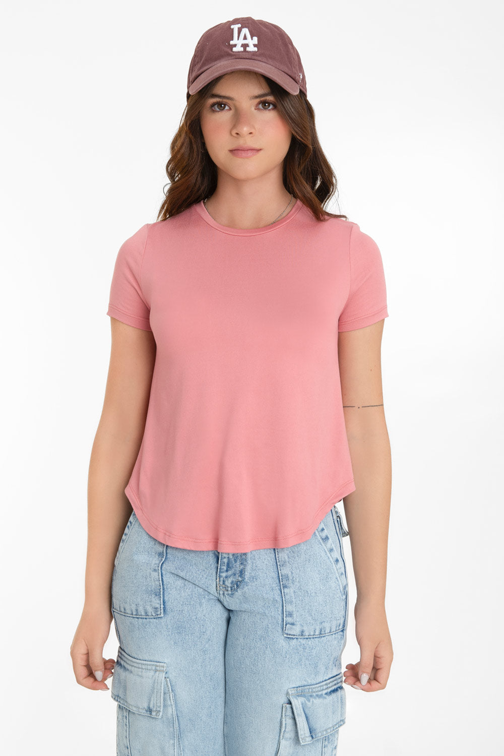 Camiseta silueta fluida, cuello redondo y manga corta. Detalle de bajo curveado.