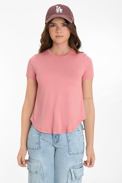 Camiseta silueta fluida, cuello redondo y manga corta. Detalle de bajo curveado.