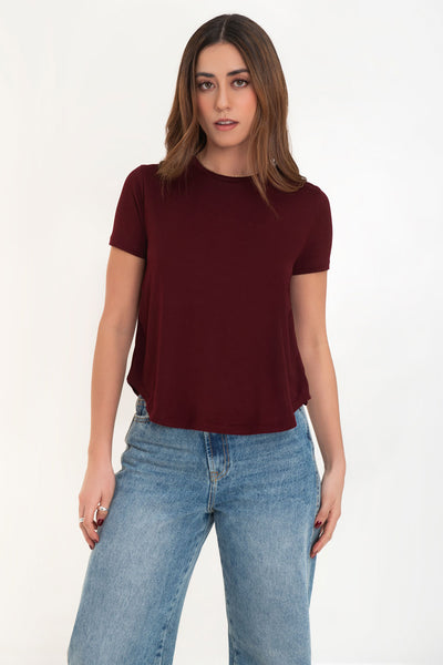 Camiseta silueta fluida, cuello redondo y manga corta. Detalle de bajo curveado.