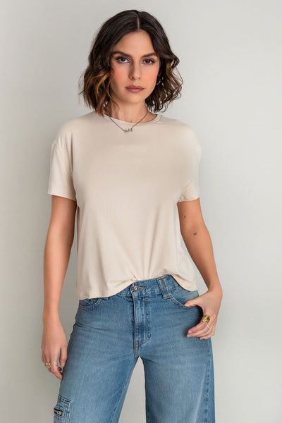 Camiseta básica de manga corta, cuello redondo y fit recto.