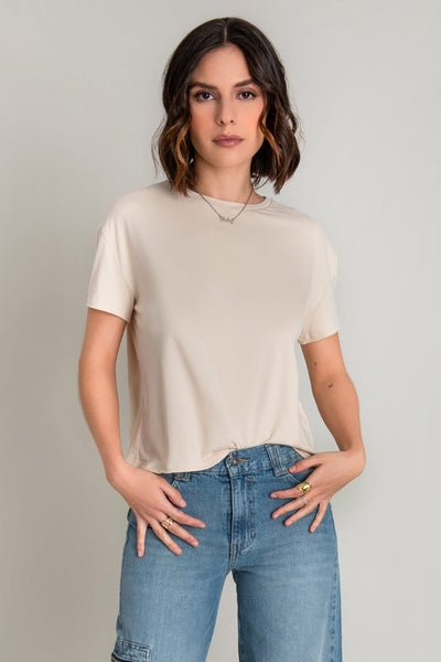 Camiseta básica de manga corta, cuello redondo y fit recto.