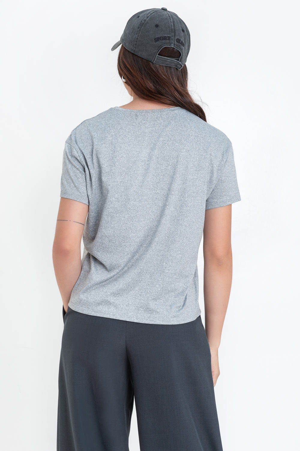 Camiseta básica de manga corta, cuello redondo y fit recto.