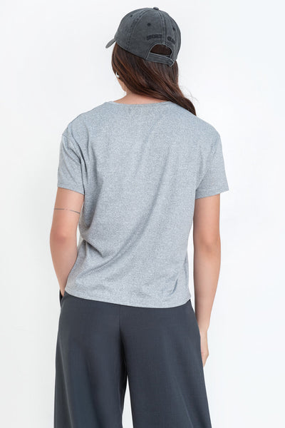 Camiseta básica de manga corta, cuello redondo y fit recto.