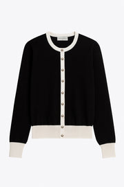 Cardigan de punto, fit recto, manga larga con rib de contraste en puños, bajo y cuello redondo. Cierre frontal con hilera de botones en contraste.