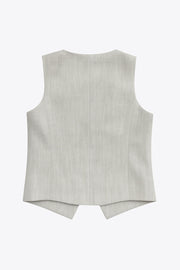 Chaleco corto de fit recto, cuello barco, vivos decorativos delanteros, bajo v frontal y cierre con hilera de botones.