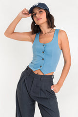 Chaleco corto ajustado con pinzas escote redondo