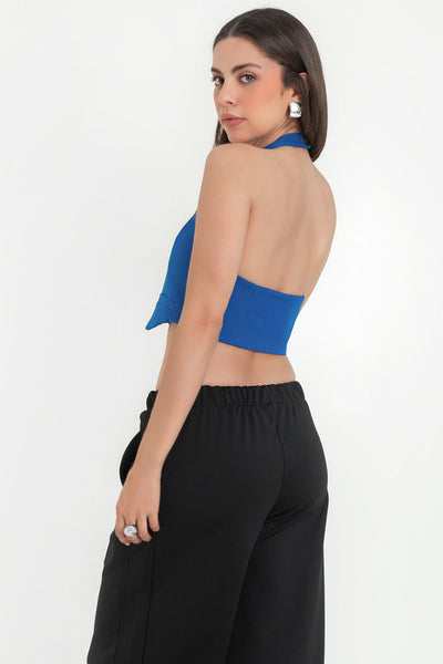 Chaleco corto cuello halter, fit ajustado, cierre frontal con hilera de botones, vivos decorativos frontales y bajo v curveado. Escote en espalda.