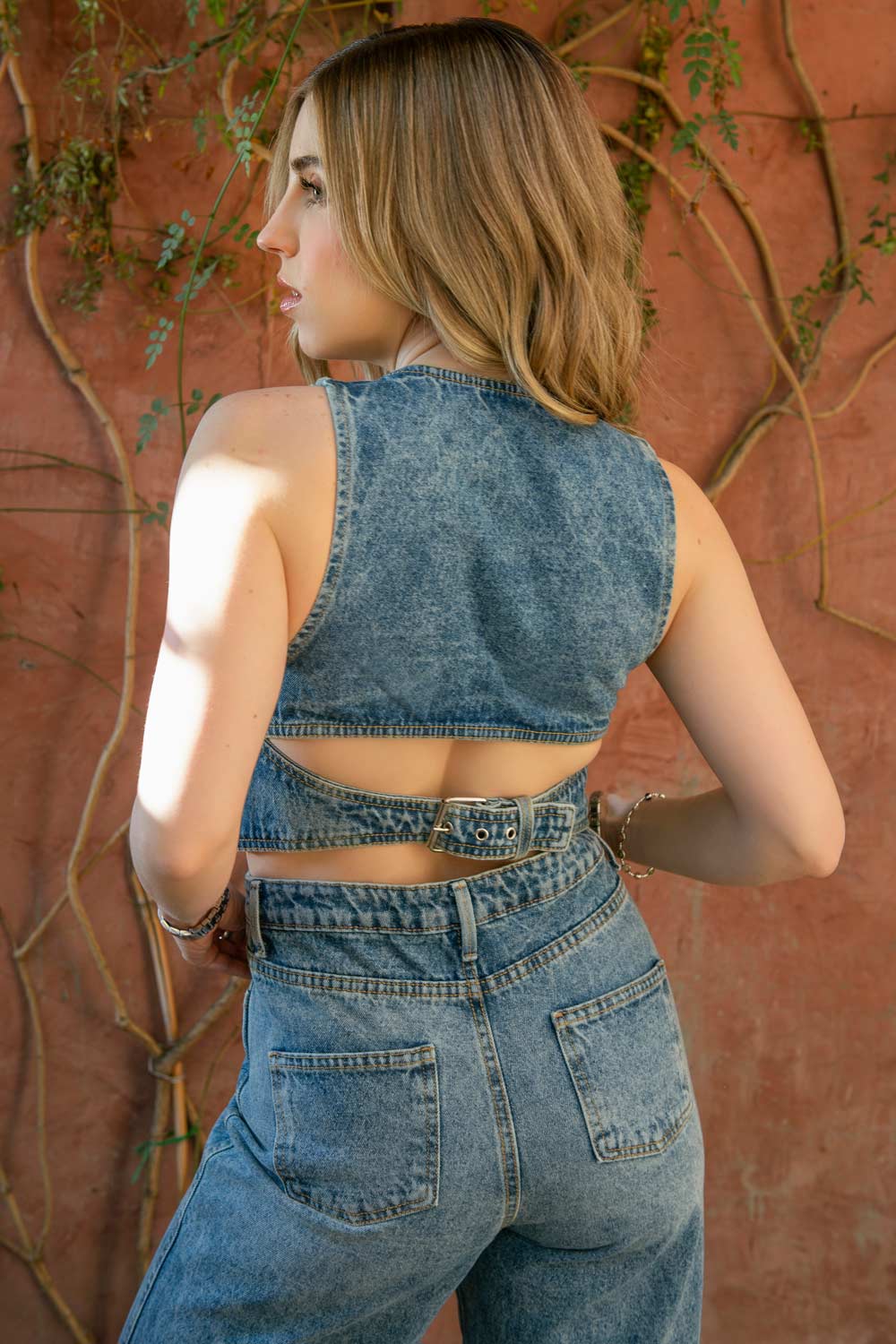 Chaleco corto de acid denim, cuello escotado v, cierre frontal de botones, detalle costura frontal.