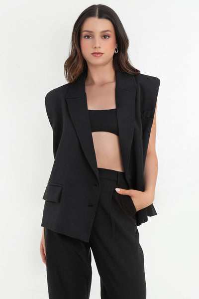 Chaleco cruzado de fit oversized, con hombreras y solapa, bolsillos delanteros con cartera y vivo decorativo frontal. Cierre con cruce de botones.