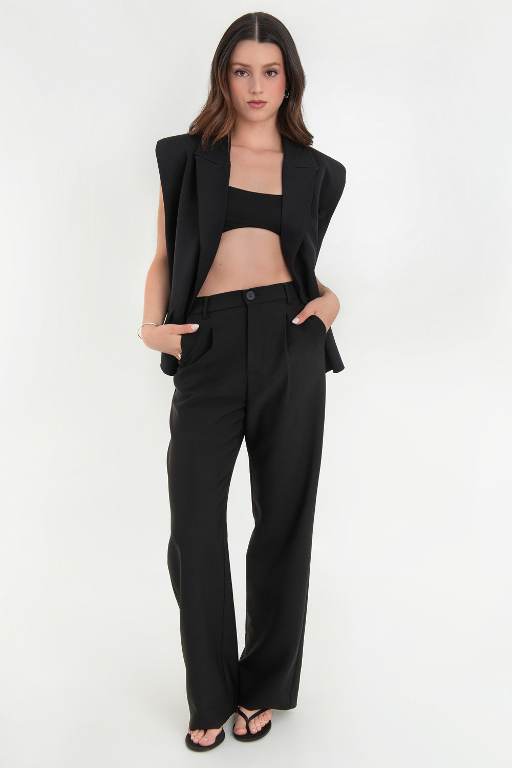 Chaleco cruzado de fit oversized, con hombreras y solapa, bolsillos delanteros con cartera y vivo decorativo frontal. Cierre con cruce de botones.