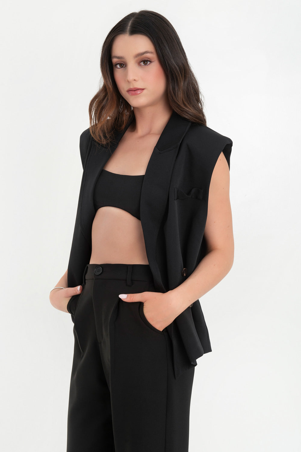 Chaleco cruzado de fit oversized, con hombreras y solapa, bolsillos delanteros con cartera y vivo decorativo frontal. Cierre con cruce de botones.