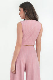 Chaleco corto de estampado rayas, escote v cruzado, fit ajustado, bajo v curveado frontal y cierre con trabilla lateral ajustable.