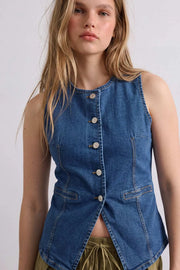Chaleco de denim, fit ajustados, cuello redondo, costuras en contraste, vivos decorativos frontales y cierre frontal con hilera de botones en contraste.