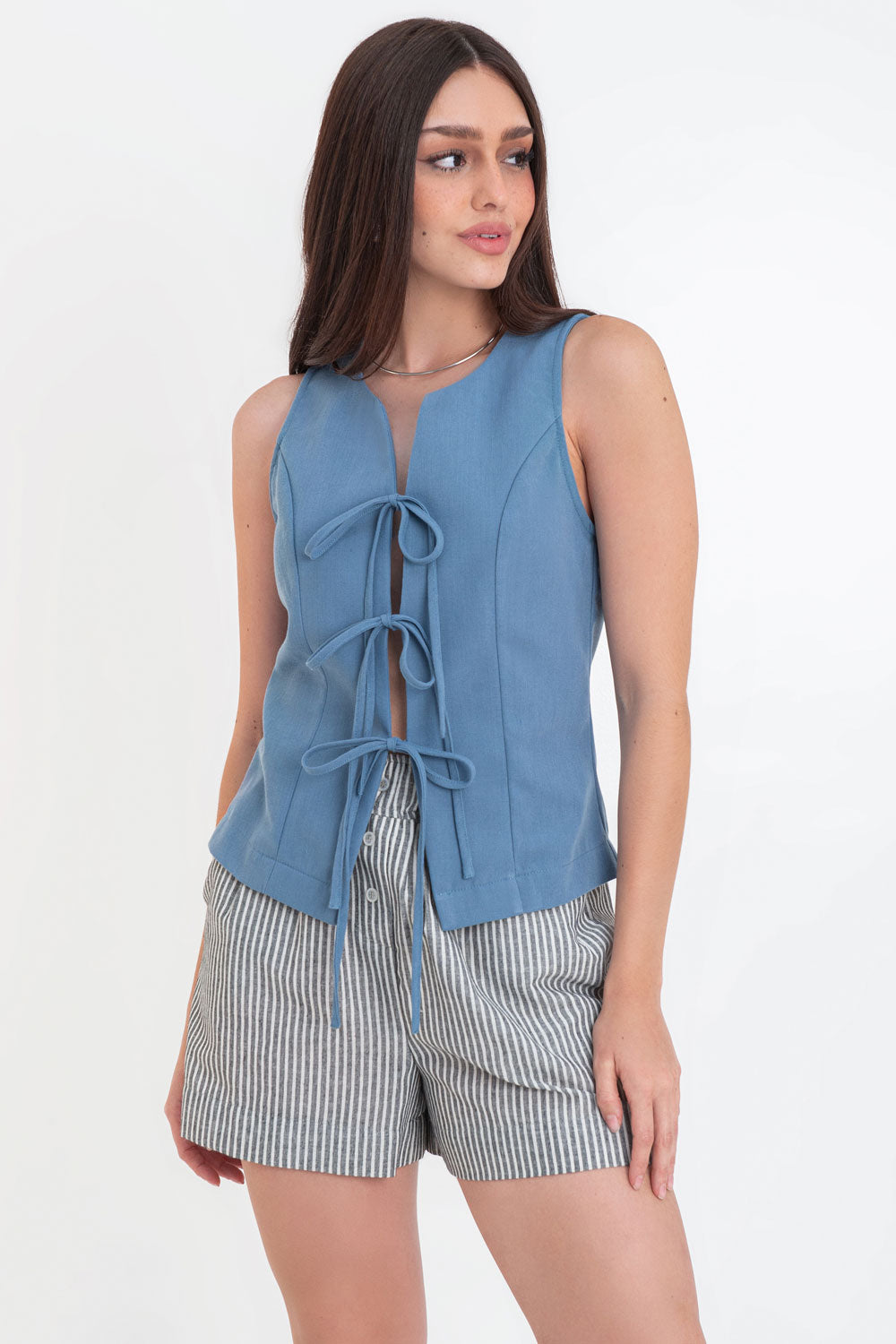 Chaleco de fit ajustado, cuello redondo, pinzas y lazado amarrable frontal.