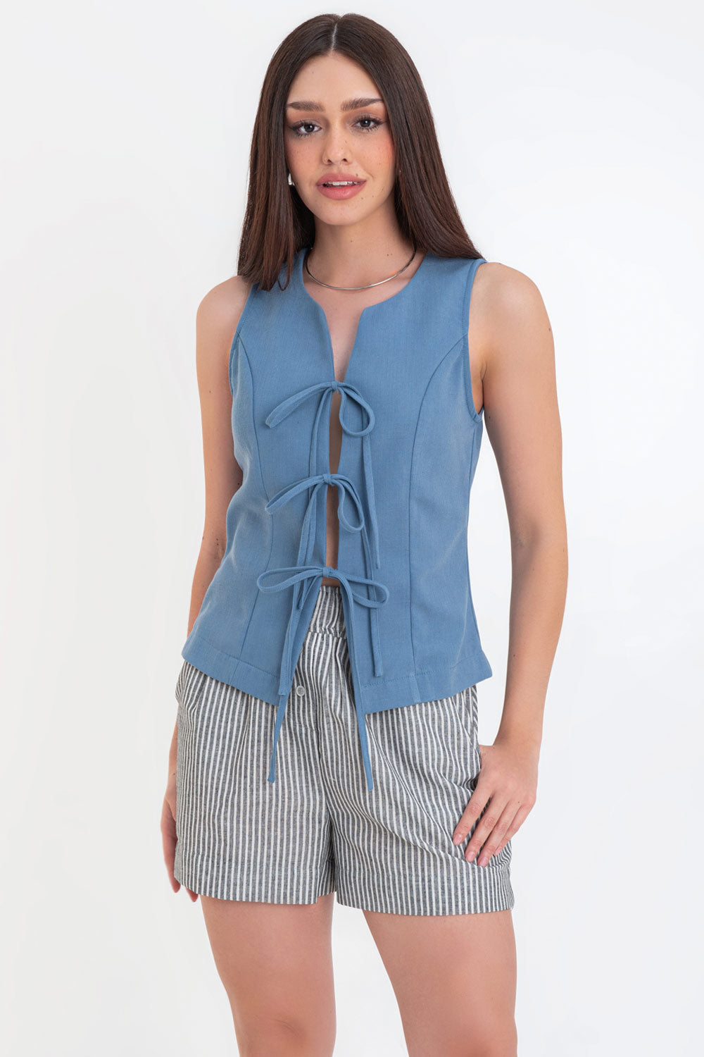 Chaleco de fit ajustado, cuello redondo, pinzas y lazado amarrable frontal.