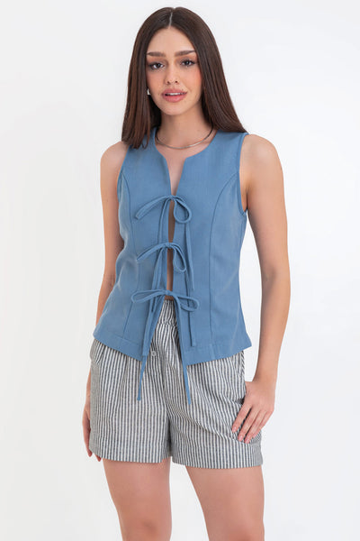 Chaleco de fit ajustado, cuello redondo, pinzas y lazado amarrable frontal.