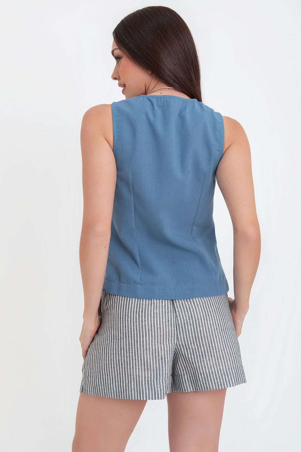 Chaleco de fit ajustado, cuello redondo, pinzas y lazado amarrable frontal.