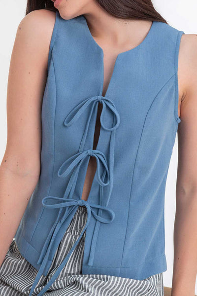 Chaleco de fit ajustado, cuello redondo, pinzas y lazado amarrable frontal.