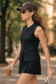 Chaleco de punto, fit recto, cuello redondo, bajo frontal con abertura en v y cierre frontal con hilera de botones. Detalle de vivos decorativos frontales.