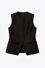 Chaleco de punto, fit recto, cuello redondo, bajo frontal con abertura en v y cierre frontal con hilera de botones. Detalle de vivos decorativos frontales.