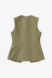 Chaleco de punto, fit recto, cuello redondo, bajo frontal con abertura en v y cierre frontal con hilera de botones. Detalle de vivos decorativos frontales.